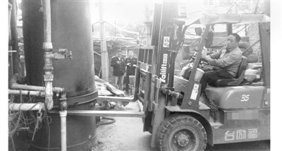 拆除“水上人间”洗浴中心大型燃煤开云篮球_开云篮球(中国集团)股份有限公司及附属设施